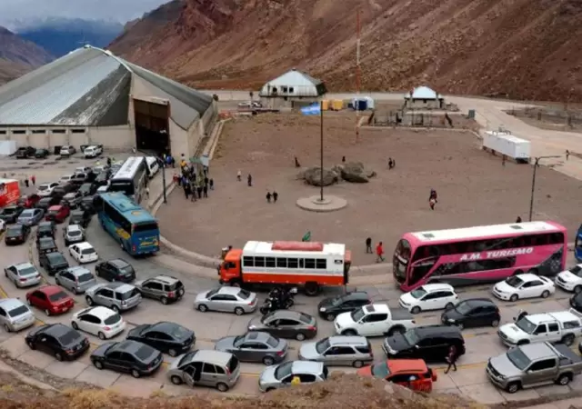 Micro mendocino fue interceptado por cinco autos en Chile: denuncian ataque planificado.