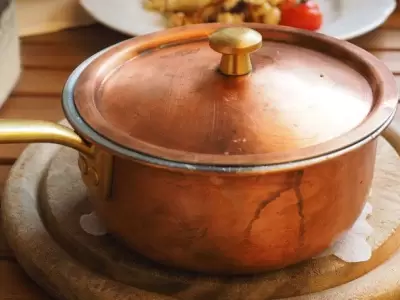 Alimentos en cacerola de cobre
