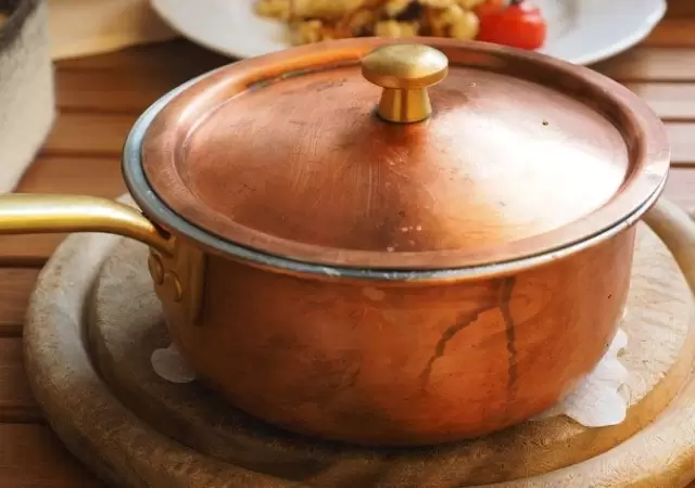 Alimentos en cacerola de cobre