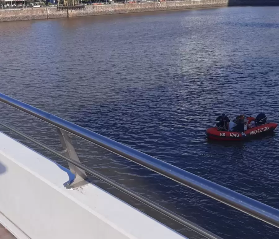 Operativo en Puerto Madero para encontrar el cuerpo del hombre que se arroj� desde el Puente de la Mujer/ Fuente: Prefectura