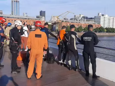 Operativo en Puerto Madero para encontrar el cuerpo del hombre que se arroj� desde el Puente de la Mujer/ Fuente: Prefectura