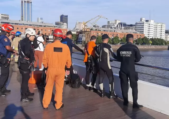 Operativo en Puerto Madero para encontrar el cuerpo del hombre que se arroj� desde el Puente de la Mujer/ Fuente: Prefectura