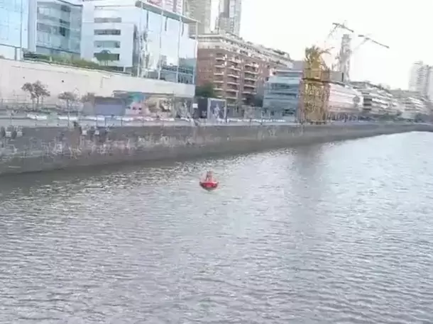 Operativo en Puerto Madero para encontrar el cuerpo del hombre que se arroj� desde el Puente de la Mujer/ Fuente: Prefectura