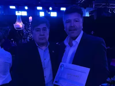 Dami�n Reyes fue galardonado en los Premios Alumni.