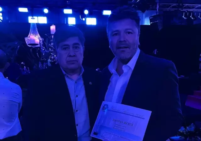 Dami�n Reyes fue galardonado en los Premios Alumni.