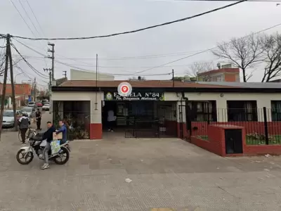 Este jueves, docentes de la instituci�n realizaron un paro en reclamo de medidas de seguridad y en apoyo a la maestra herida.