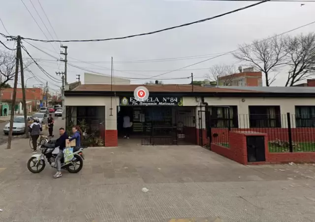 Este jueves, docentes de la instituci�n realizaron un paro en reclamo de medidas de seguridad y en apoyo a la maestra herida.