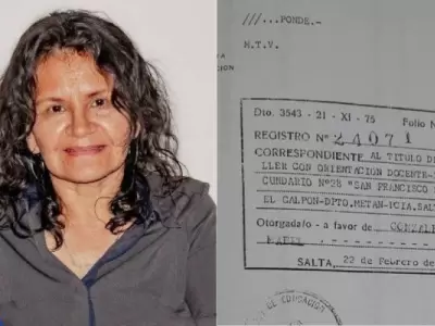 Gladys Mabel Gonz�lez, junto al certificado ap�crifo que present� en varias oportunidades.