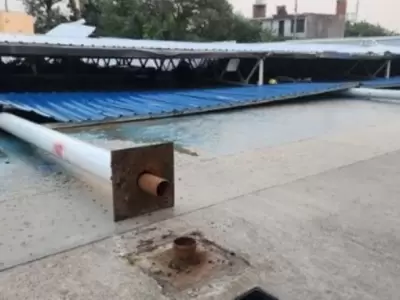 R�fagas cercanas a los 70 km/h volvieron a golpear a C�rdoba este viernes y provoc� la ca�da total del tinglado de un polideportivo social.