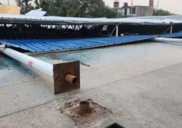 R�fagas cercanas a los 70 km/h volvieron a golpear a C�rdoba este viernes y provoc� la ca�da total del tinglado de un polideportivo social.