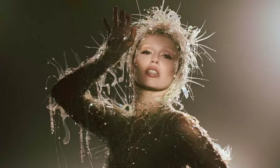 El disco Something Beatiful de Miley Cyrus es un homenaje a la m�sica de pasarelas.