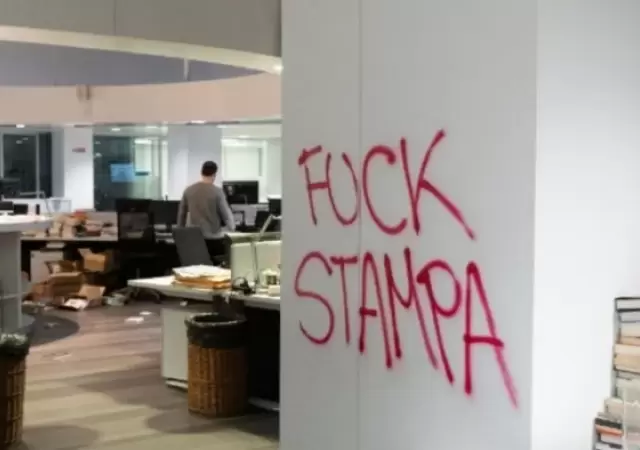 Ataque de activistas pro palestinos a La Stampa.