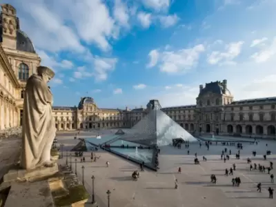 EL Museo del Louvre, una postal parisina.