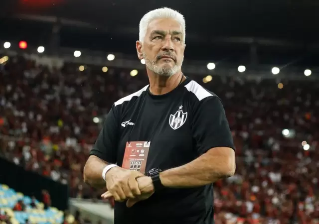 Omar de Felippe dej� de ser el DT de Central C�rdoba.