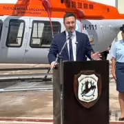 Video del momento exacto en que Petri auxilia a una oficial en pleno discurso