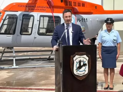 Durante el acto en Mendoza, donde  Petri entreg� dos helic�pteros Bell 407 GXI para la IV Brigada A�rea, una oficial sufri� un desmayo.