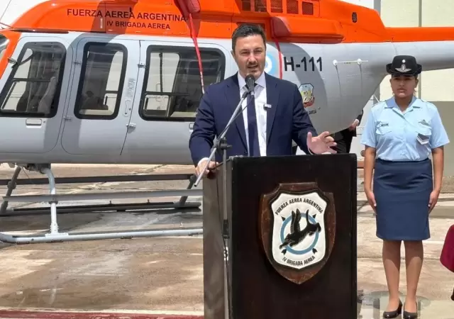 Durante el acto en Mendoza, donde  Petri entreg� dos helic�pteros Bell 407 GXI para la IV Brigada A�rea, una oficial sufri� un desmayo.