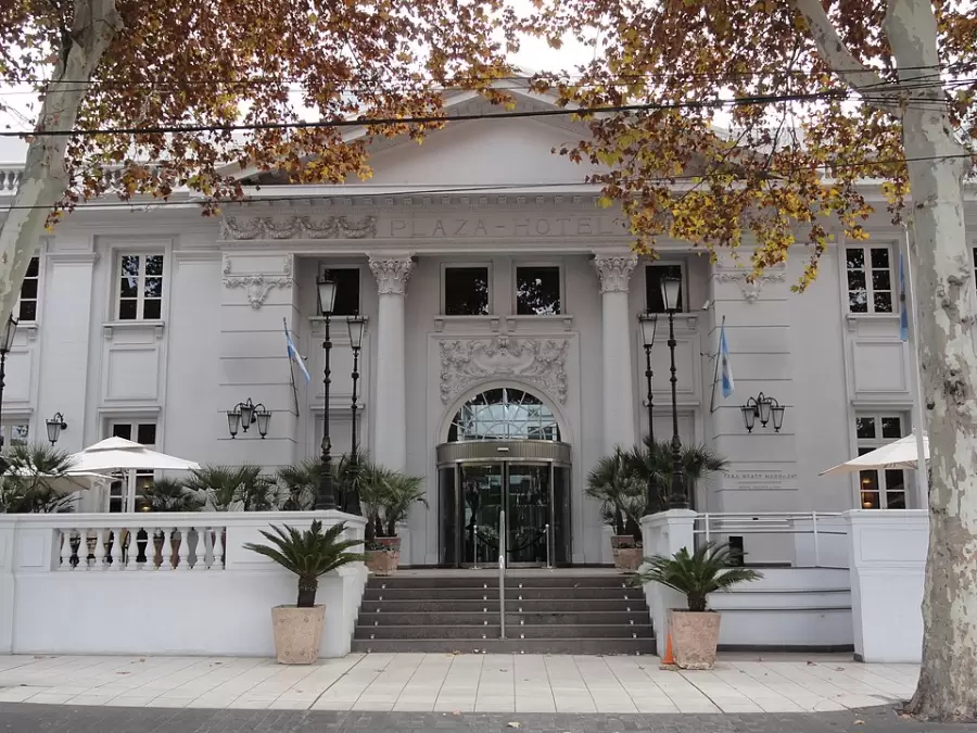 Antiguo Plaza Hotel, actual Hyatt, donde se preserv� la fachada