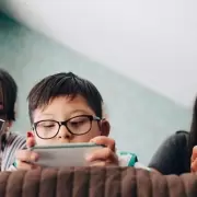 �Demasiado tarde? Revelan el peligro de darle un tel�fono temprano a tu hijo