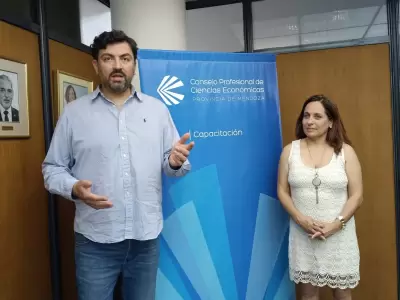 Carlos Maximiliano Morales y Tania Damiani, del Consejo Profesional de Ciencias Econ�micas.