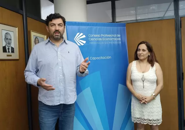 Carlos Maximiliano Morales y Tania Damiani, del Consejo Profesional de Ciencias Econ�micas.