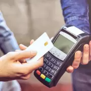 Alerta consumo: Familias se endeudan con tarjeta para la mesa navide�a
