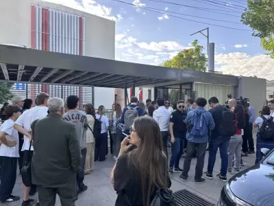 Los padres en la puerta del colegio Santa Mar�a a la espera de ser recibidos por las autoridades/ Fuente: Cuenta de X de Mat�as Pascualetti