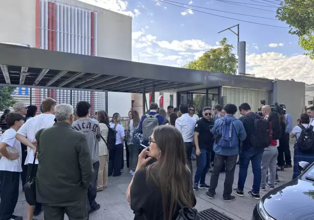Los padres en la puerta del colegio Santa Mar�a a la espera de ser recibidos por las autoridades/ Fuente: Cuenta de X de Mat�as Pascualetti