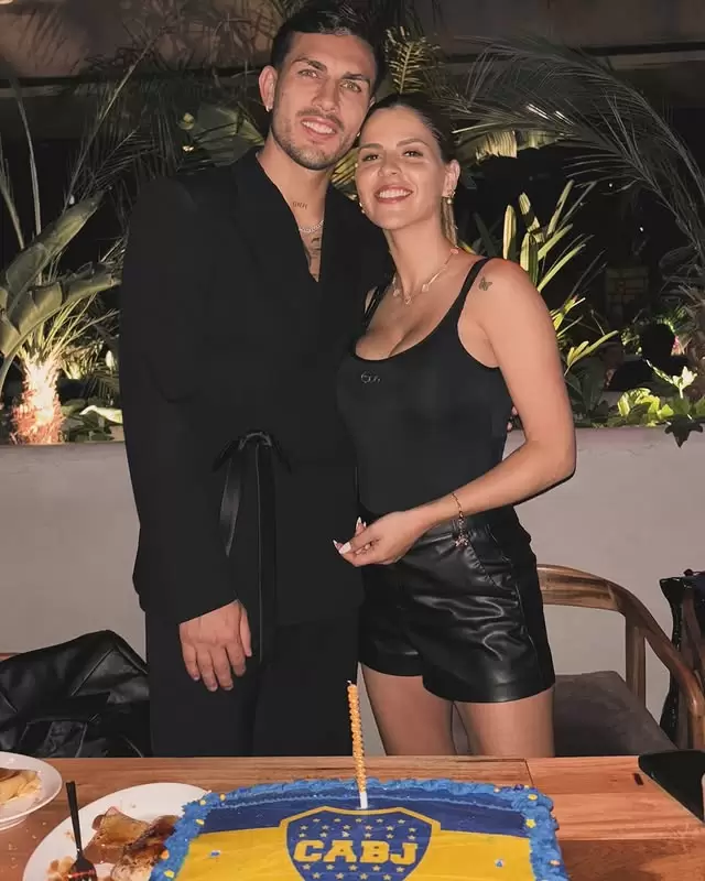 Leandro Paredes y su pareja.