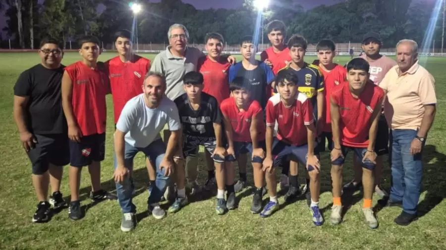 Chiapetta junto a futbolistas del Club Independiente Tunuy�n Sportivo Las Rosas.