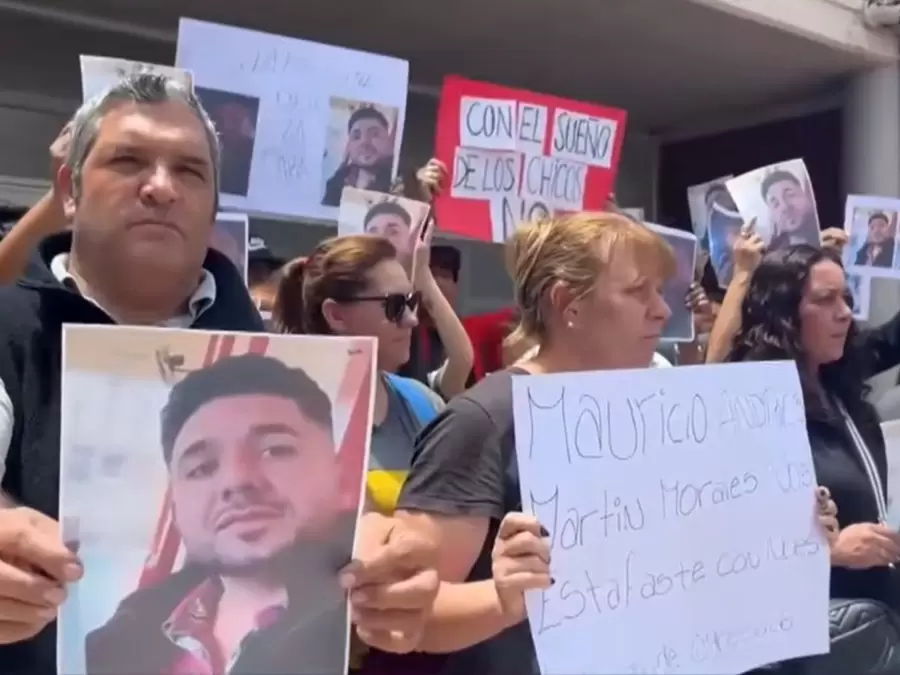Padres de alumnos salieron a escrachar a Mauricio Morales, el gestor de las fiestas que no se hicieron.