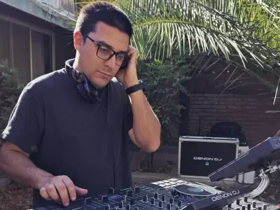 Gast�n Ulloa, m�s conocido como DJ Tonchi, el disc jockey solidario.