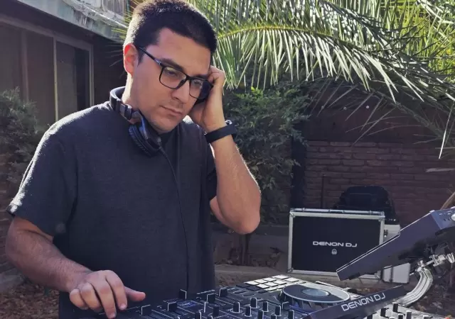 Gast�n Ulloa, m�s conocido como DJ Tonchi, el disc jockey solidario.