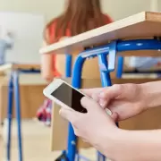 Pacto Parental: padres se organizan para regular el uso de celulares y redes sociales