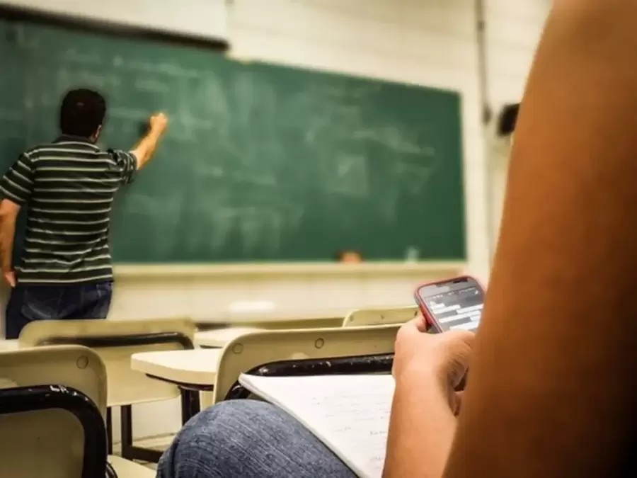 En Noruega, la disminución de teléfonos en el aula hizo bajar el nivel de bullying.