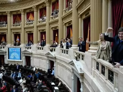 Lejos del clima solemne que exige el acto institucional, el sistema de audio dej� al descubierto expresiones impropias dirigidas hacia legisladores.