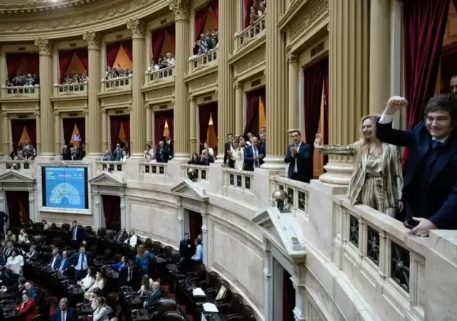 Lejos del clima solemne que exige el acto institucional, el sistema de audio dej� al descubierto expresiones impropias dirigidas hacia legisladores.