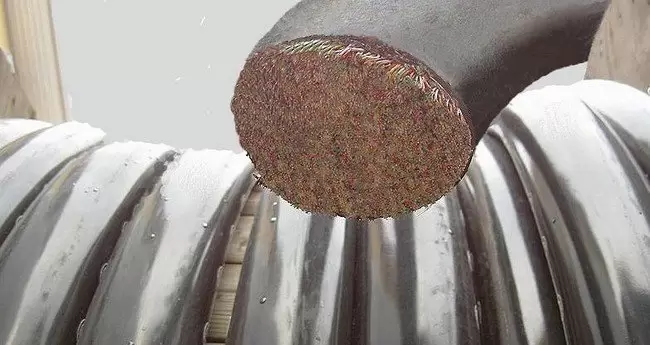 Modelo del cable de fibra �ptica que fue cortado por la anciana en Georgia.