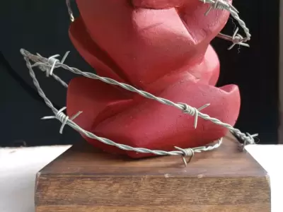 El afiche oficial simboliza la esencia de su obra: belleza herida, resistencia, intensidad y humanidad.