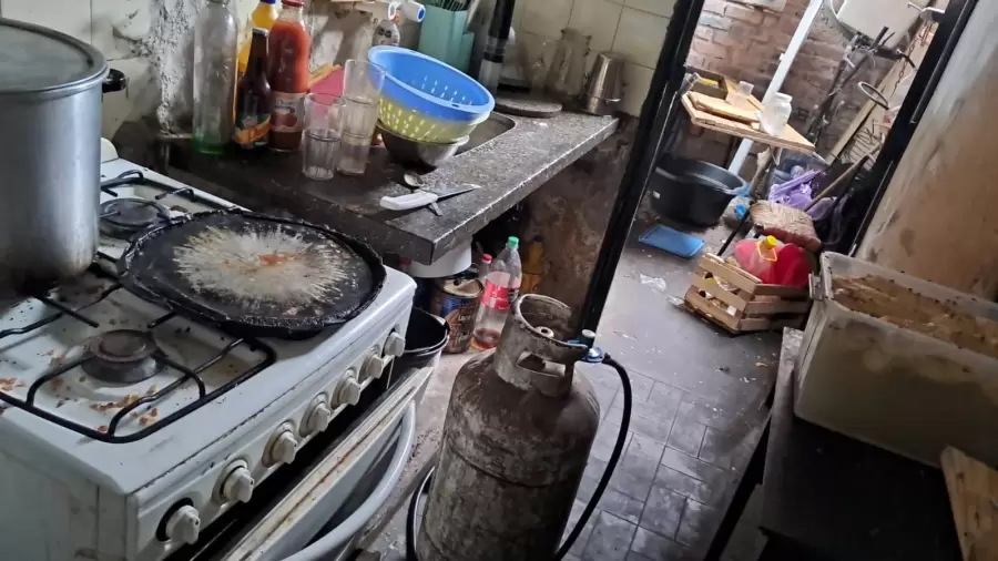Allanamiento en una de las cocinas clandestinas donde funcionaba Ok Eventos en Guaymall�n/ Fuente: X de Mat�as Pascualetti