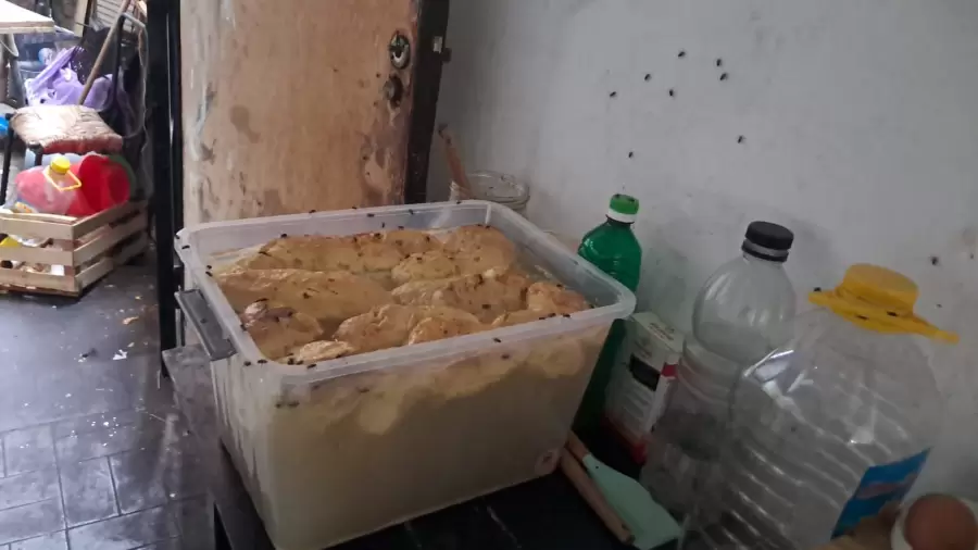 Allanamiento en una de las cocinas clandestinas donde funcionaba Ok Eventos en Guaymall�n/ Fuente: X de Mat�as Pascualetti