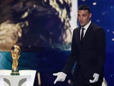 Qu� hombre. Scaloni lleg� con la Copa del Mundo.