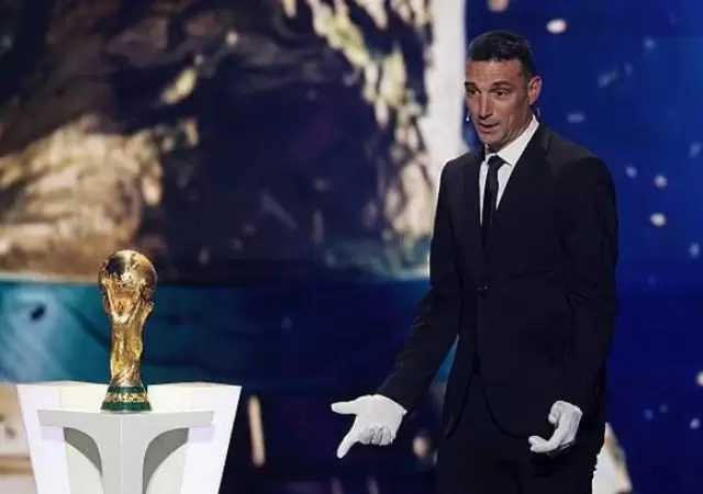Qu� hombre. Scaloni lleg� con la Copa del Mundo.