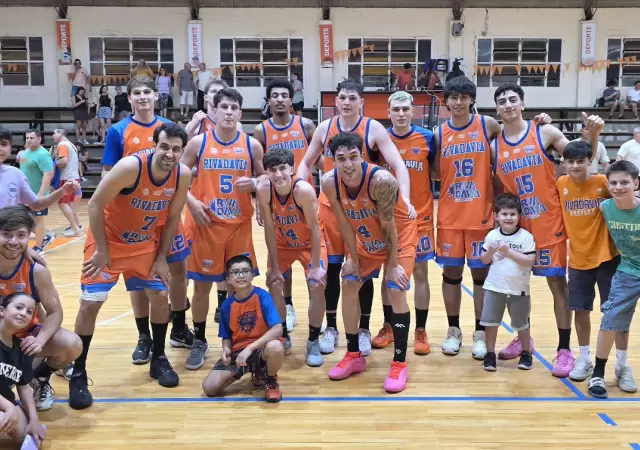 El plantel de Rivadavia celebr� una nueva victoria.