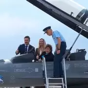 "�ngeles protectores": Milei recibi� los F-16 en C�rdoba y marc� el inicio de una nueva era militar