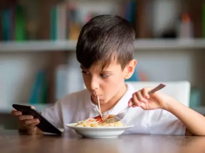 H�bito a corregir. El uso del celular durante el almuerzo desconecta al ni�o de su entorno y afecta las se�ales de saciedad.