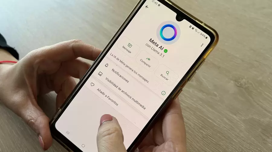 El nuevo rey del chat. El �cono del c�rculo azul de Meta AI ya aparece en la interfaz principal de WhatsApp, desplazando a las soluciones de terceros.