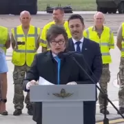 El último acto de Petri: Milei oficializó los nuevos cazas y bendijo la salida del ministro al Congreso