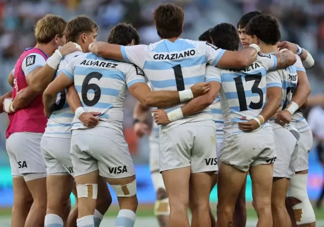 Los Pumas 7s intentaron quebrar la defensa de Sud�frica, pero los anfitriones se hicieron fuertes en el contacto y se llevaron la final.