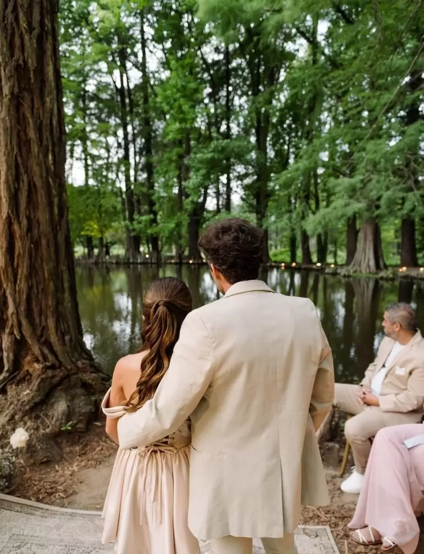 Nicol�s Cabr� y Rocio Pardo festejaron su casamiento en un bosque.